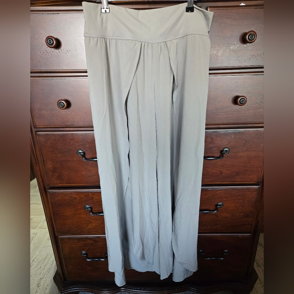 NWT, Halara, Highwaisted Gray Split-Leg  Style Pants, Sz. L